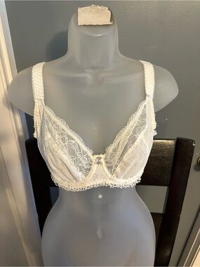 Freya White Lace Underwire Bra with Decorative Center